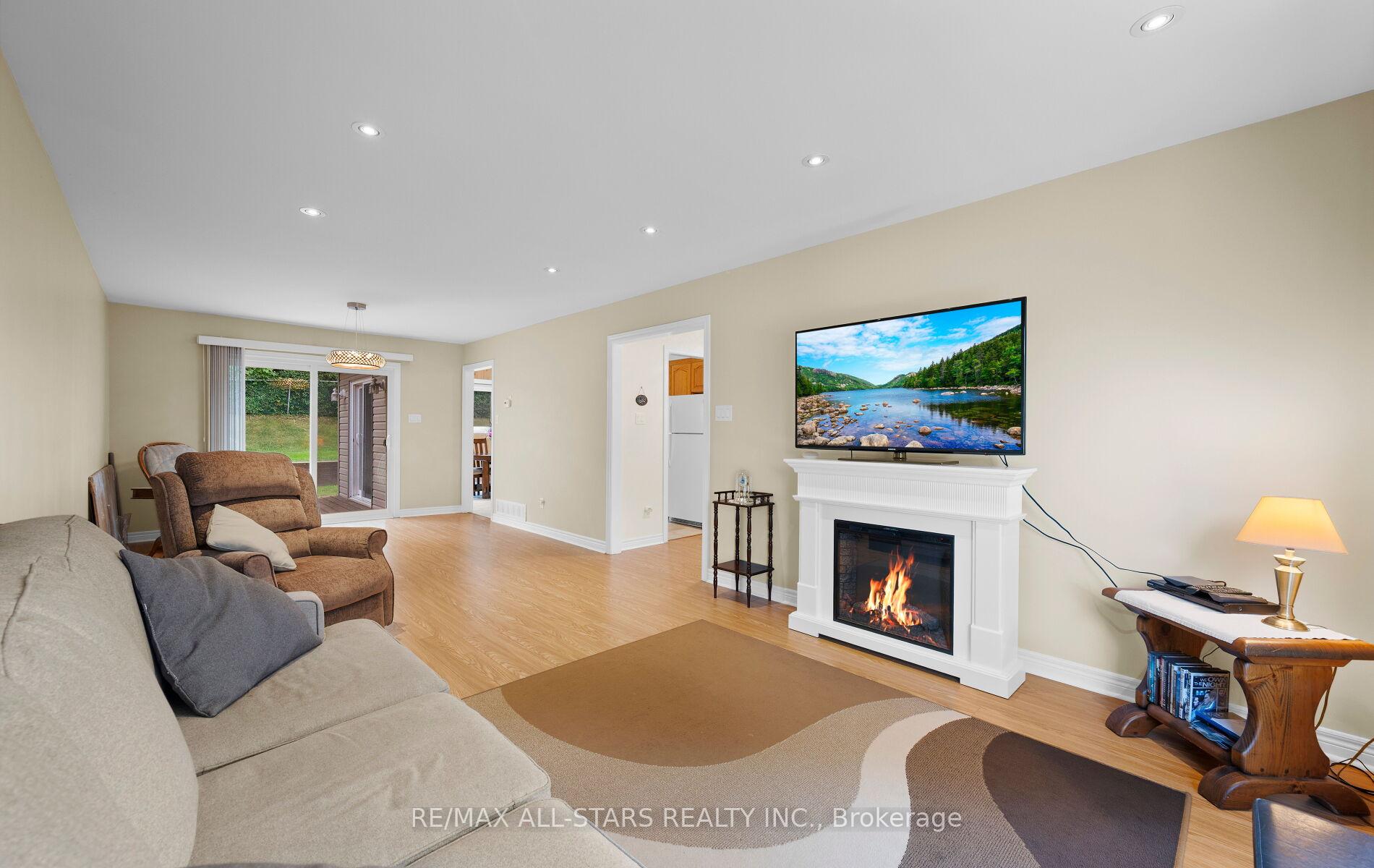 Photo 8 of 137 Connaught Crescent, Caledon, Bolton West — HOMEH