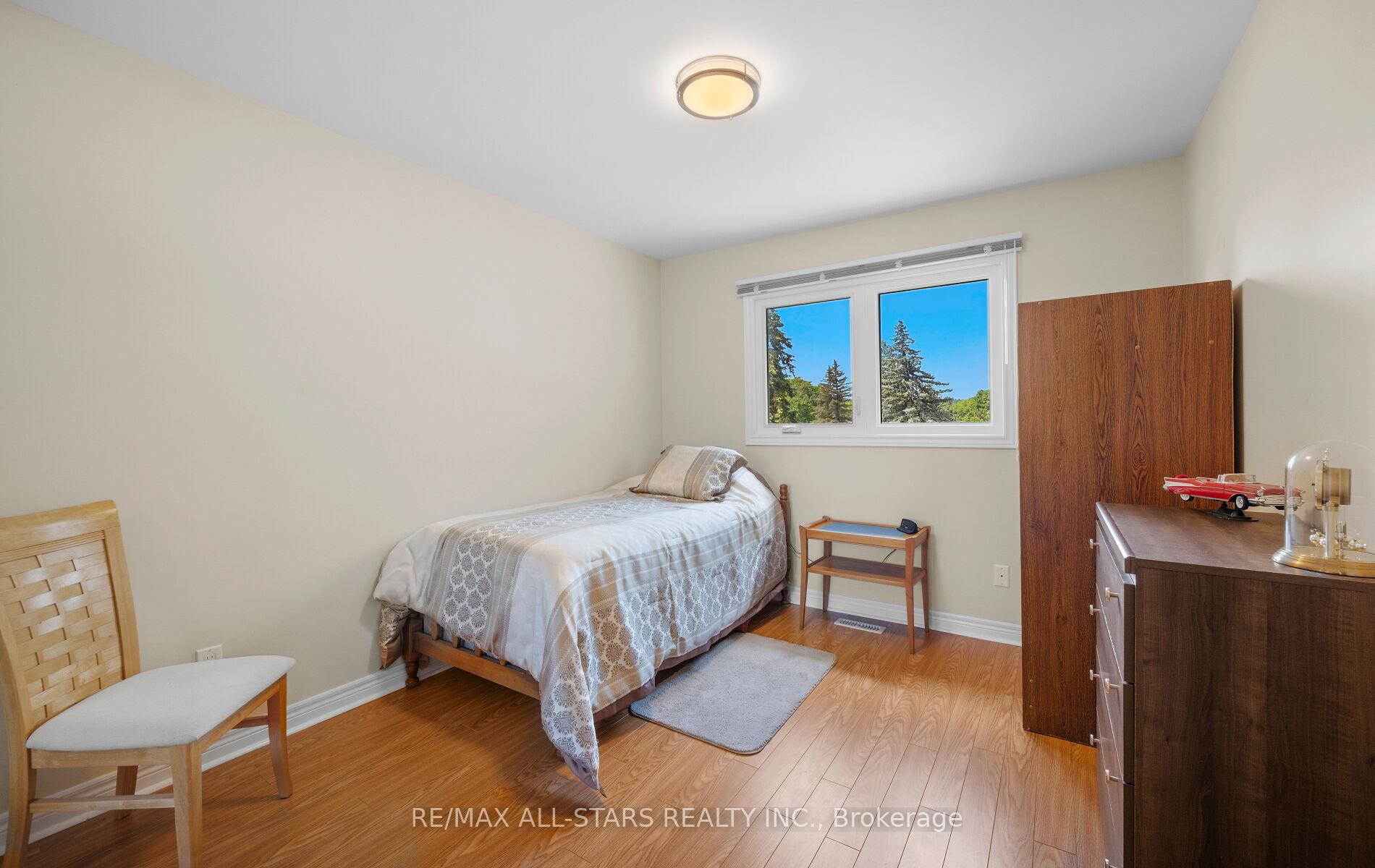 Photo 24 of 137 Connaught Crescent, Caledon, Bolton West — HOMEH
