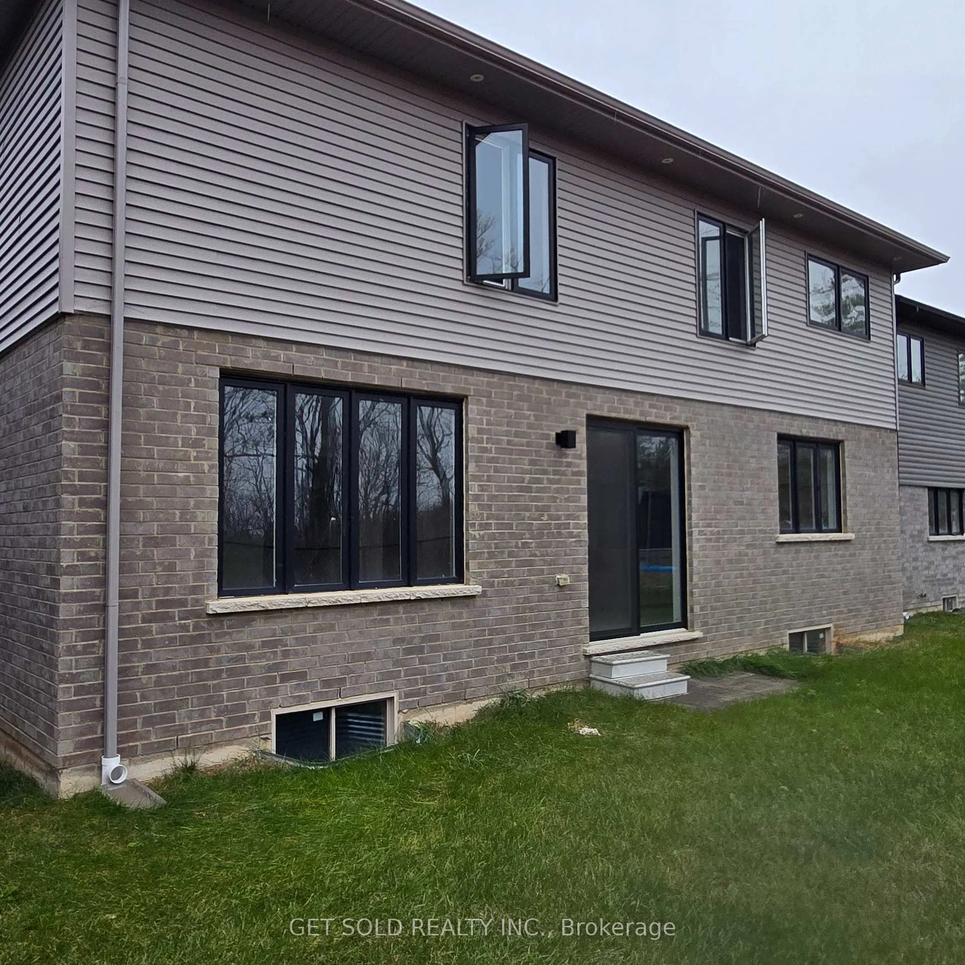 Photo 4 of 133 Court Drive, Brant, Paris — HOMEH