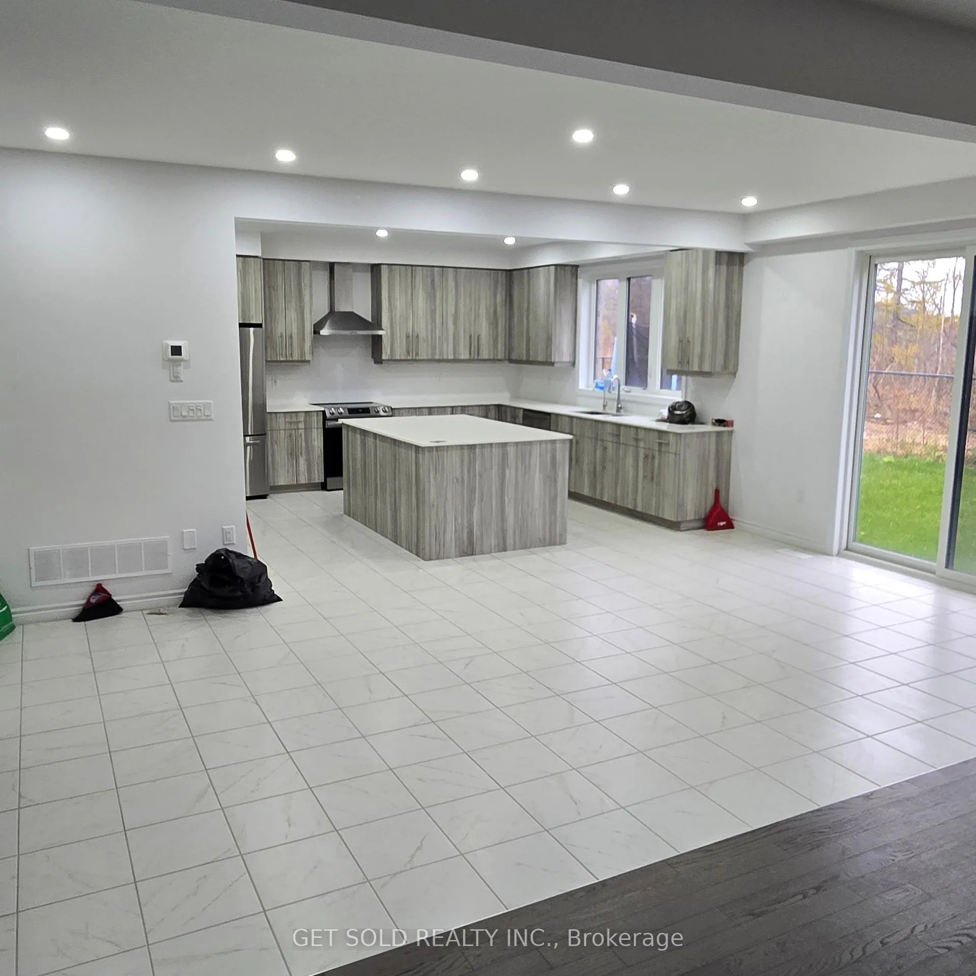 Photo 6 of 133 Court Drive, Brant, Paris — HOMEH