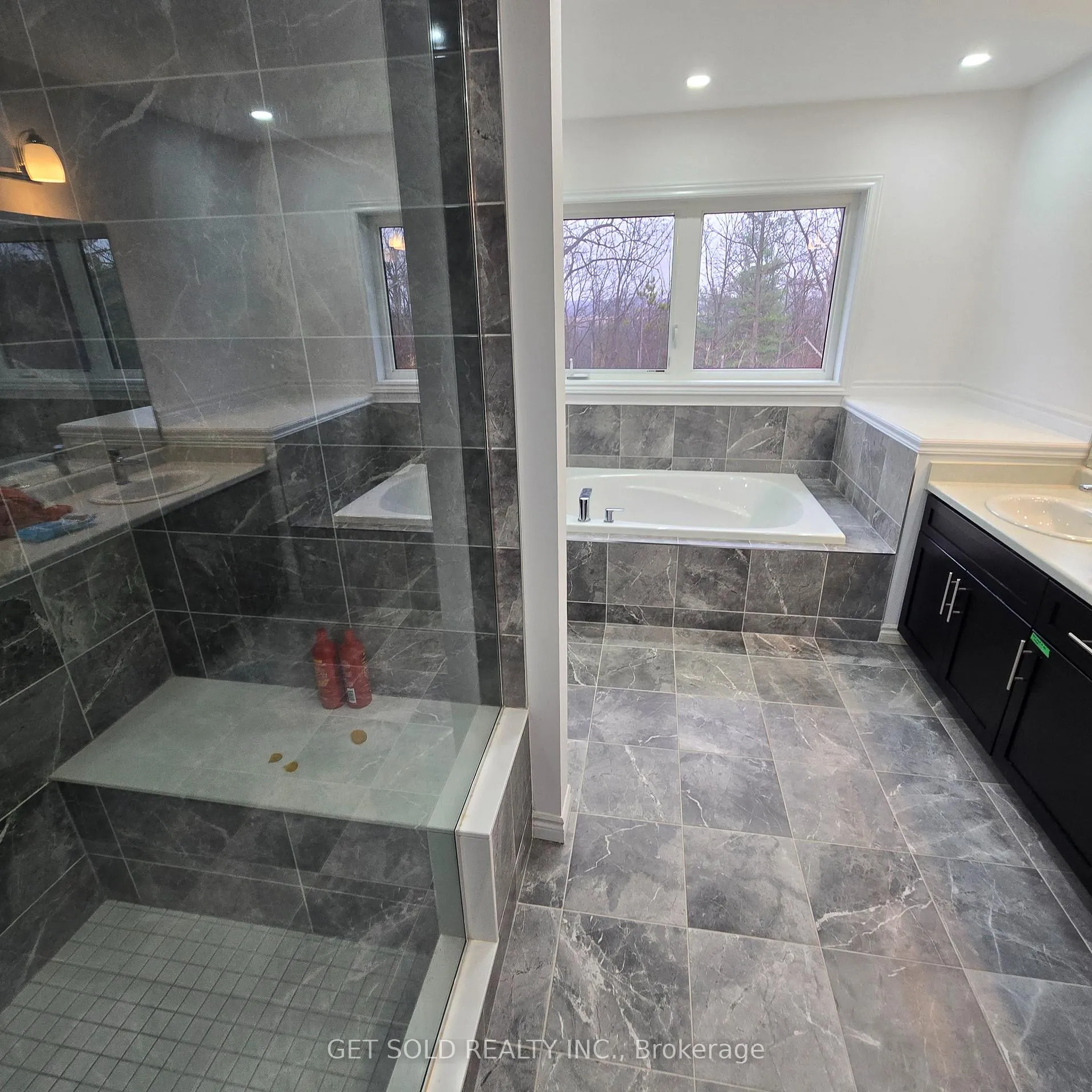 Photo 12 of 133 Court Drive, Brant, Paris — HOMEH
