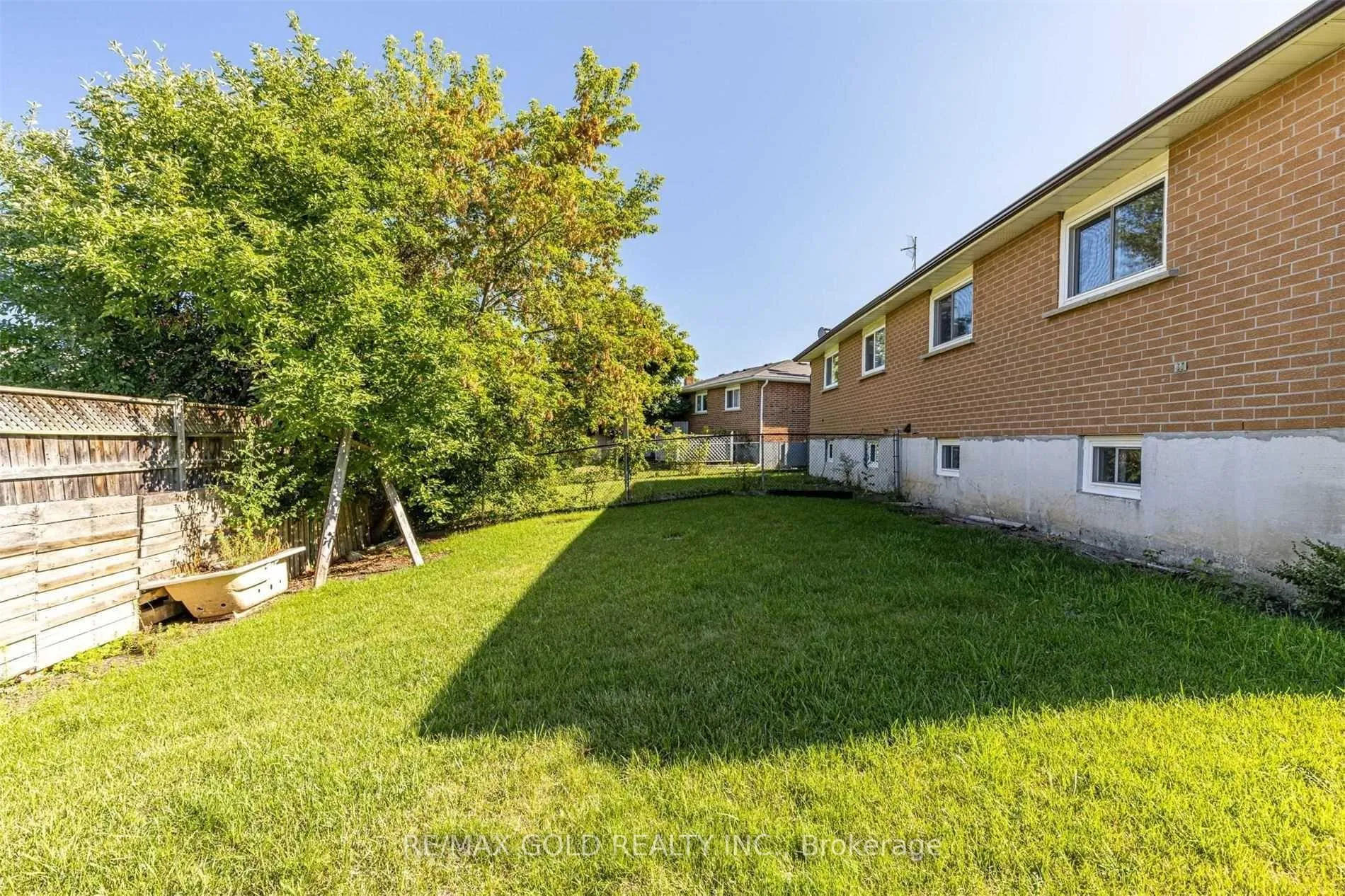Photo 2 of 7 Montjoy Crescent E, Brampton, Central Park — HOMEH