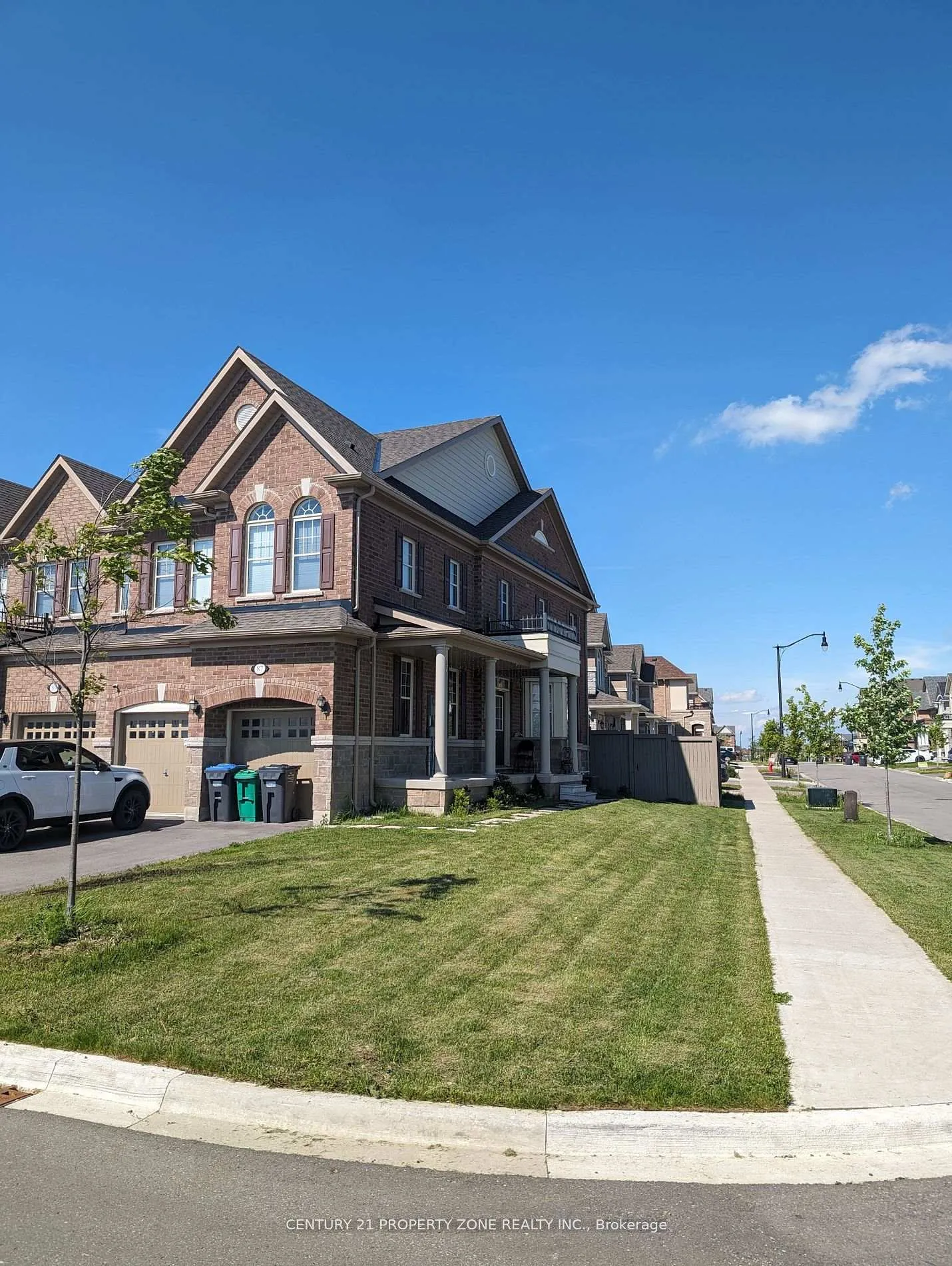 Photo 3 of 87 Finegan Circle, Brampton, Brampton North — HOMEH