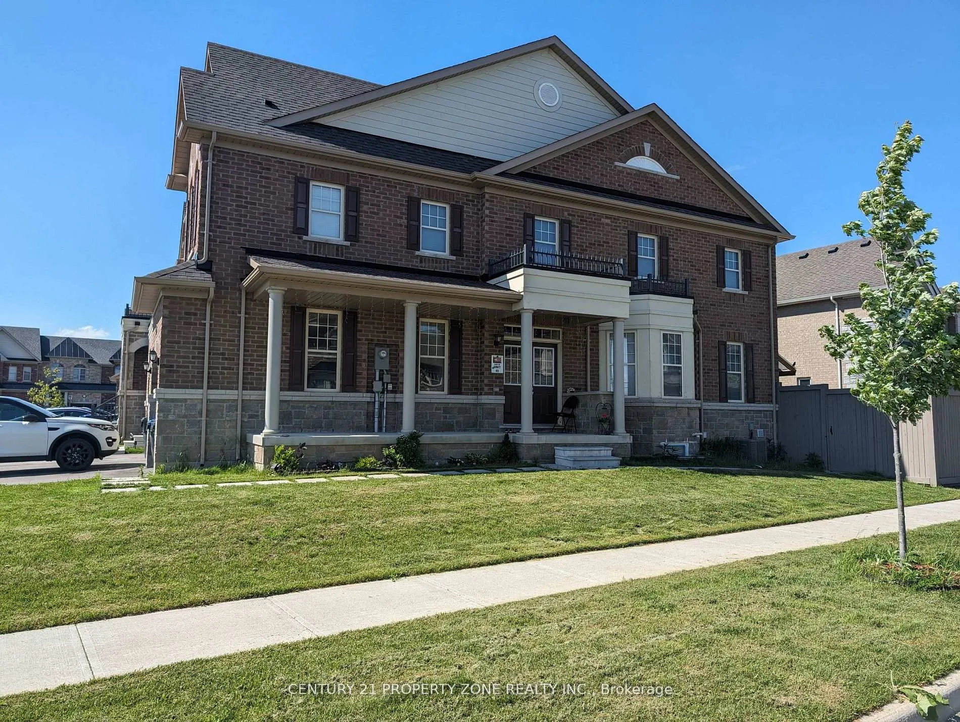 Photo 4 of 87 Finegan Circle, Brampton, Brampton North — HOMEH