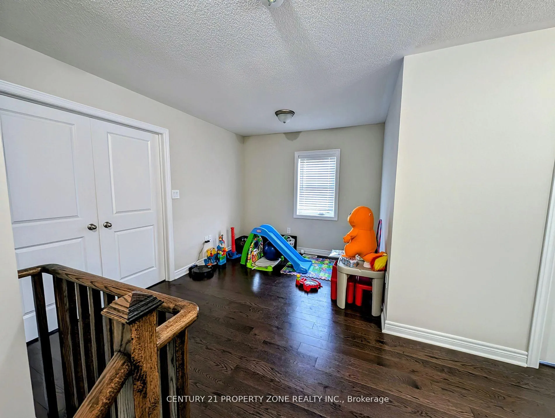 Photo 10 of 87 Finegan Circle, Brampton, Brampton North — HOMEH