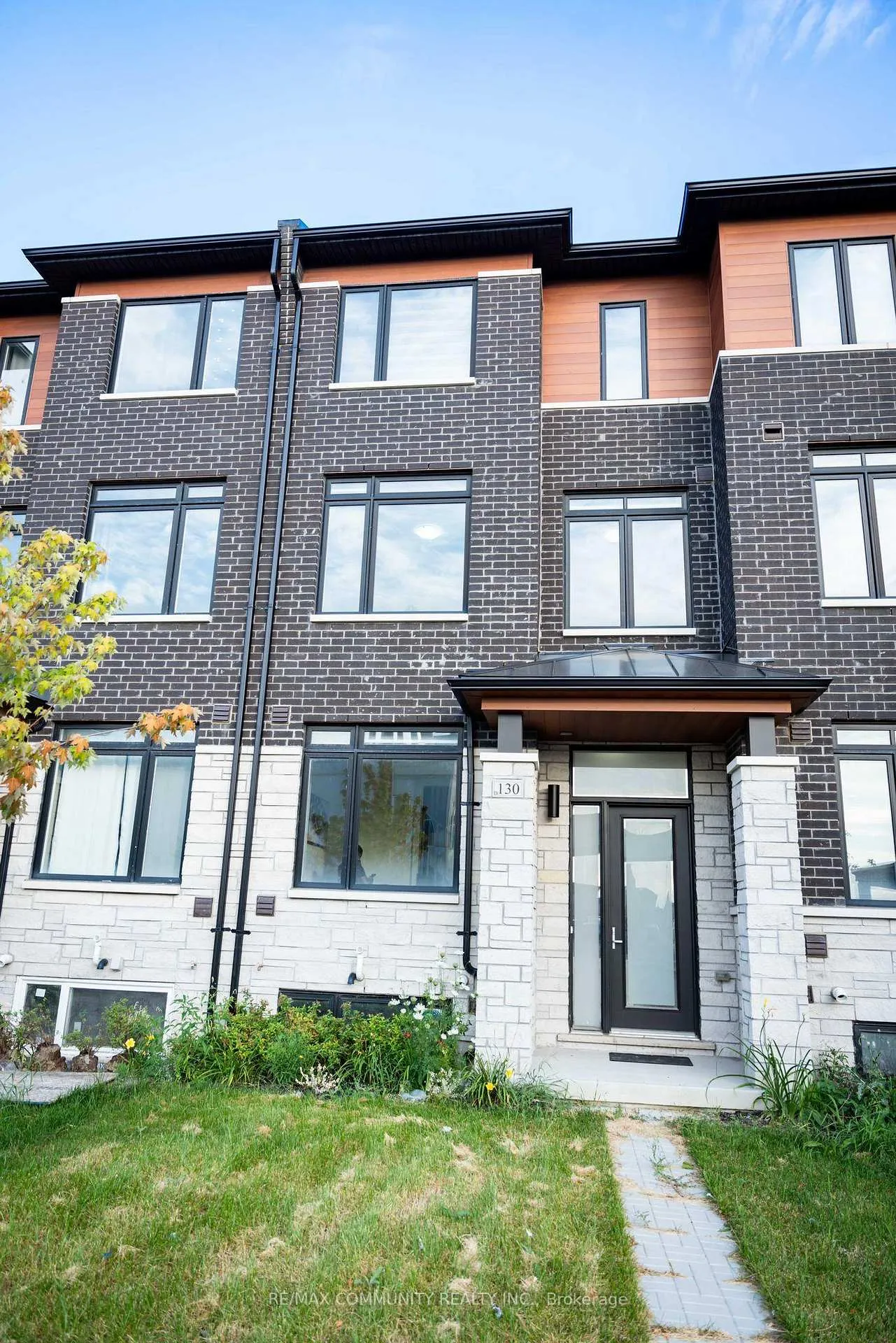 Photo 2 of 130 Purple Sage Drive, Brampton, Bram East — HOMEH