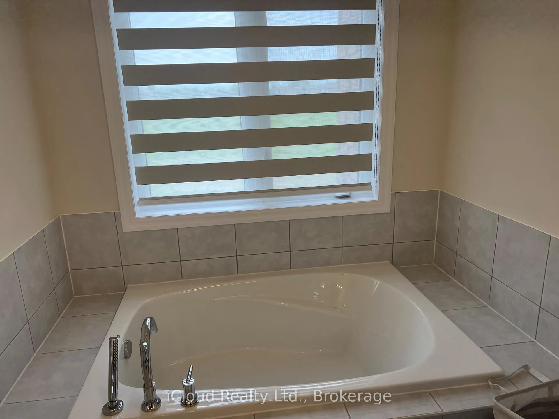 Photo 17 of 202 Stayner Street, Clearview, Stayner — HOMEH
