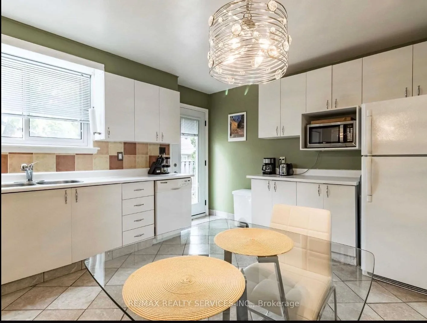 Photo 5 of 64 Brookdale Crescent, Brampton, Avondale — HOMEH