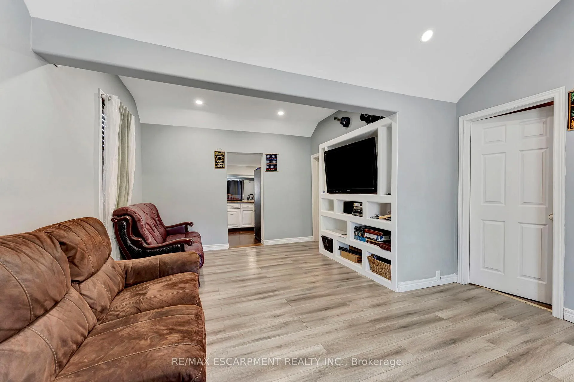 Photo 4 of 159 Grosvenor Avenue N, Hamilton, Crown Point — HOMEH