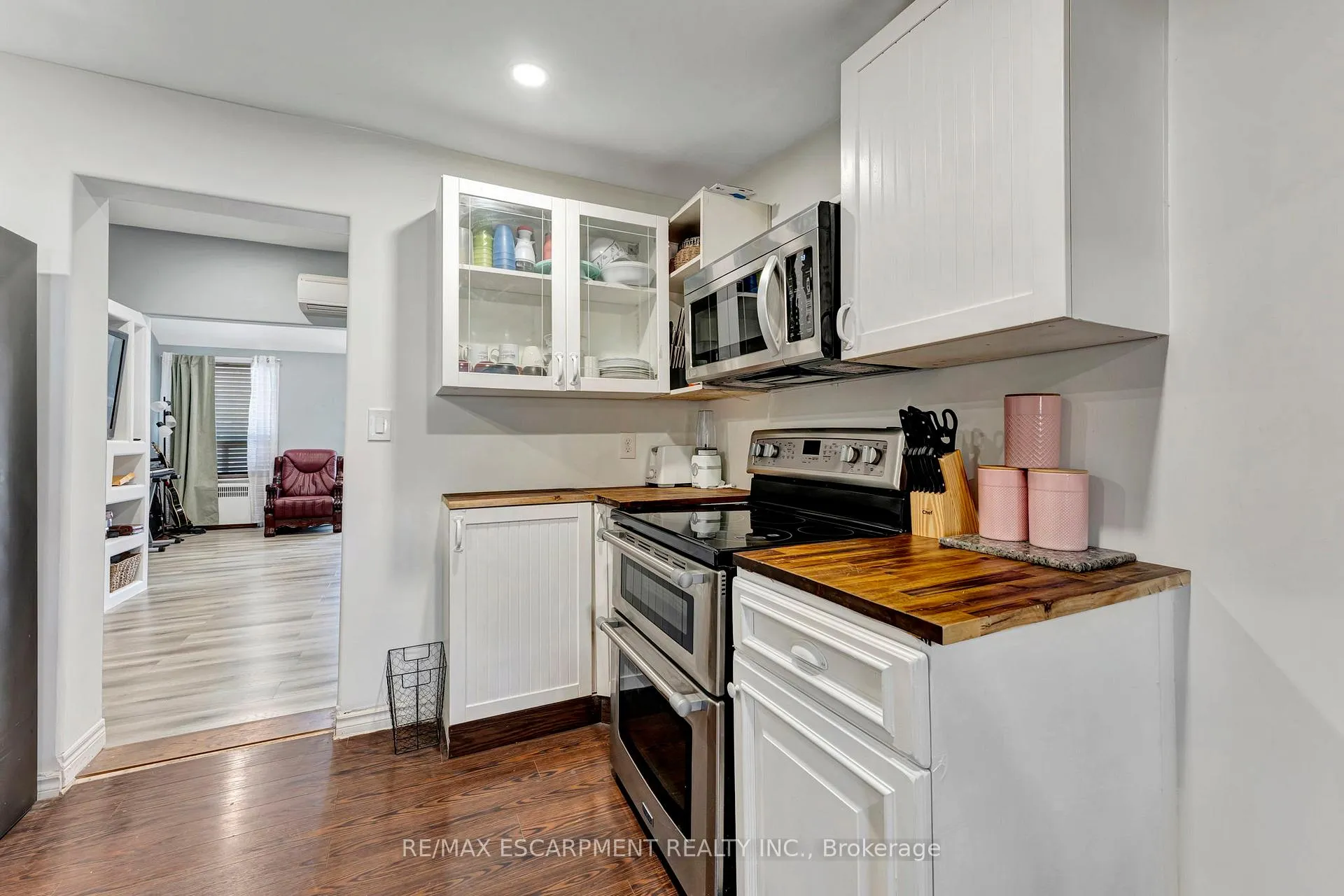 Photo 9 of 159 Grosvenor Avenue N, Hamilton, Crown Point — HOMEH
