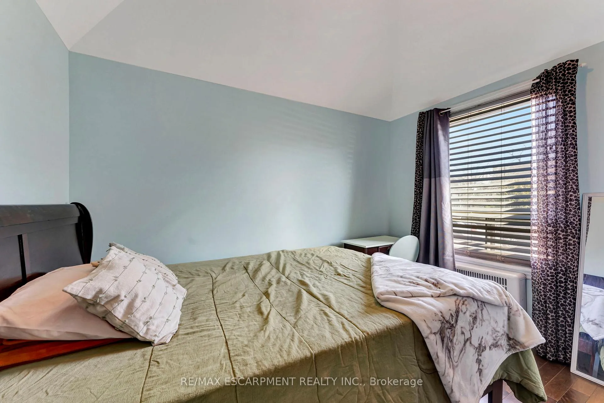 Photo 14 of 159 Grosvenor Avenue N, Hamilton, Crown Point — HOMEH