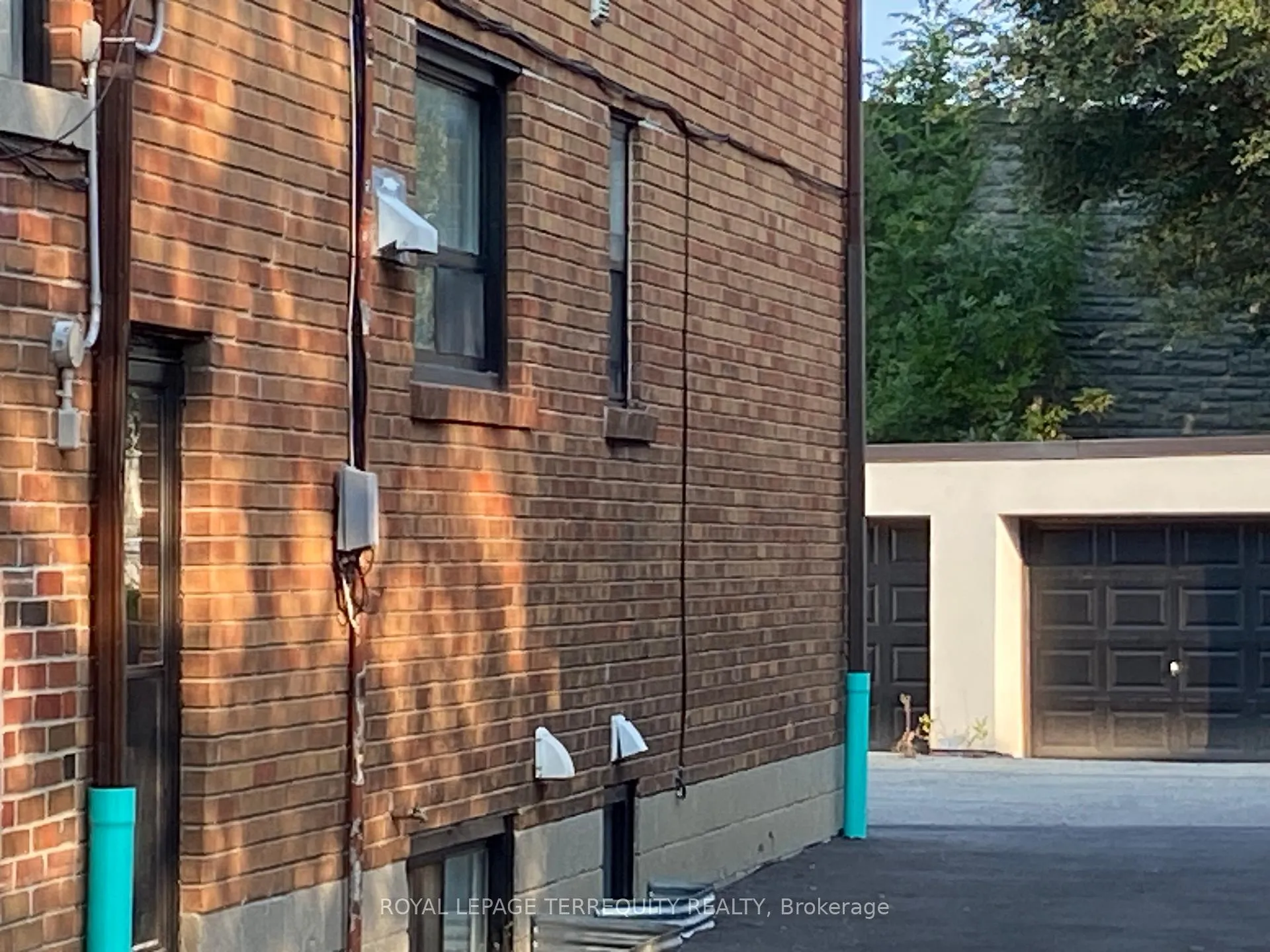 Photo 3 of 104 Neptune Drive, Toronto, Englemount-Lawrence — HOMEH