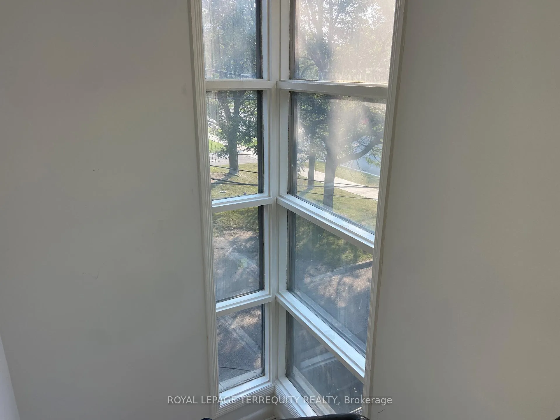 Photo 4 of 104 Neptune Drive, Toronto, Englemount-Lawrence — HOMEH