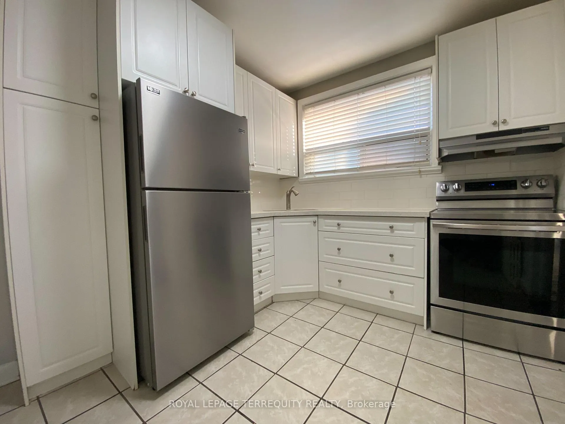 Photo 5 of 104 Neptune Drive, Toronto, Englemount-Lawrence — HOMEH