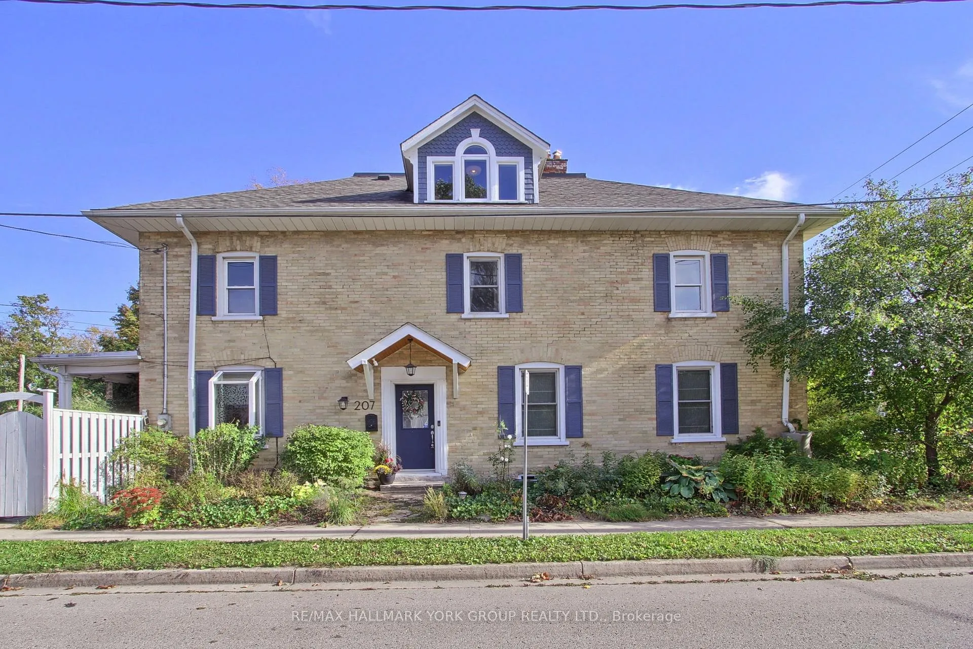 Front of 207 Waterloo Street N