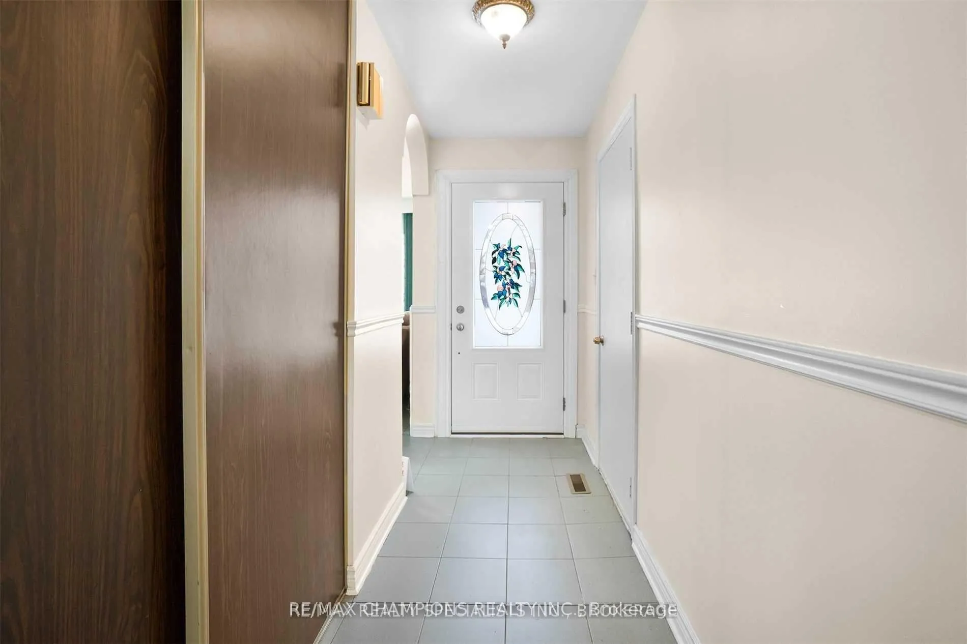 Photo 3 of 7 Camberley Crescent, Brampton, Brampton North — HOMEH