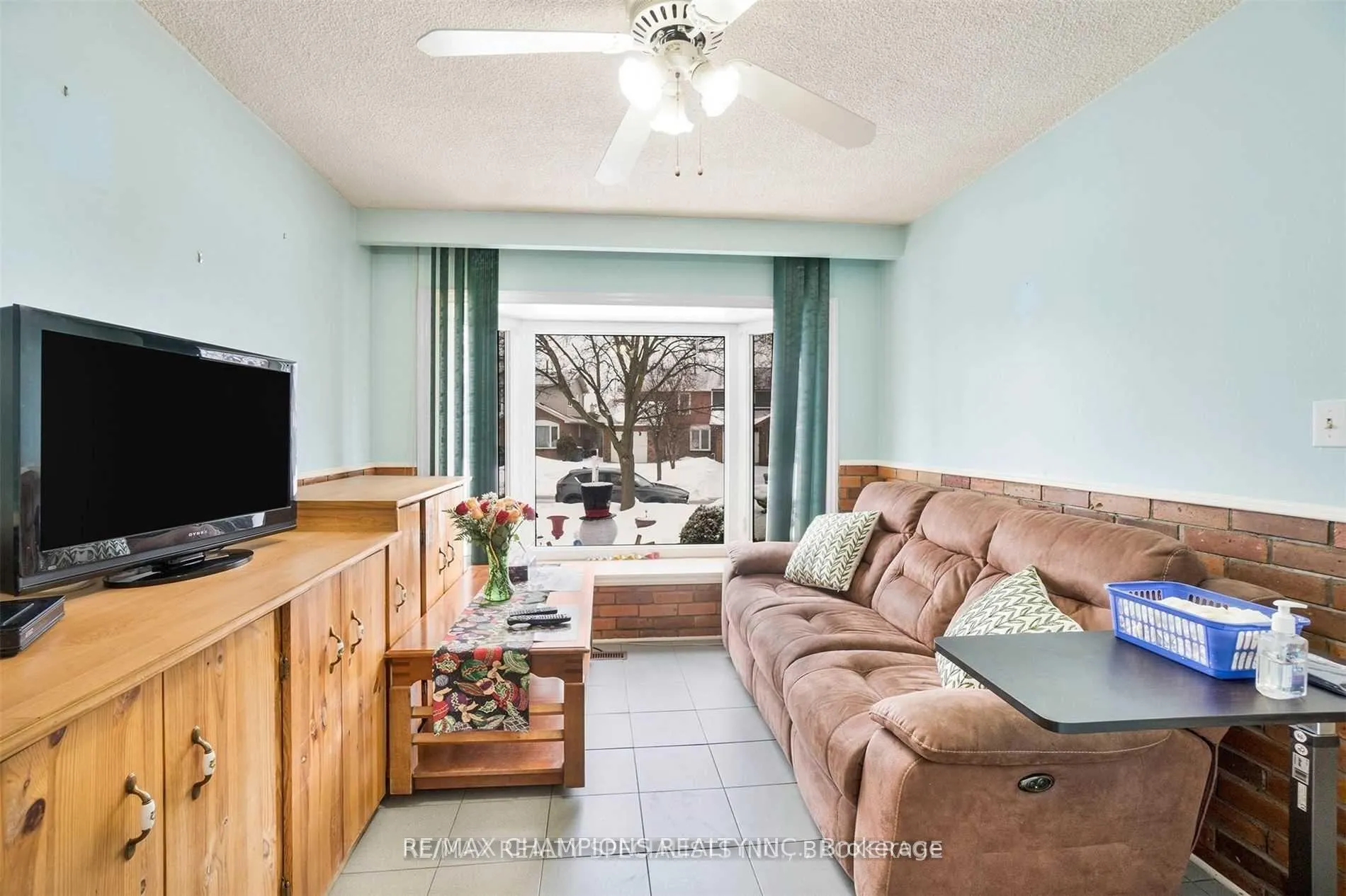Photo 4 of 7 Camberley Crescent, Brampton, Brampton North — HOMEH