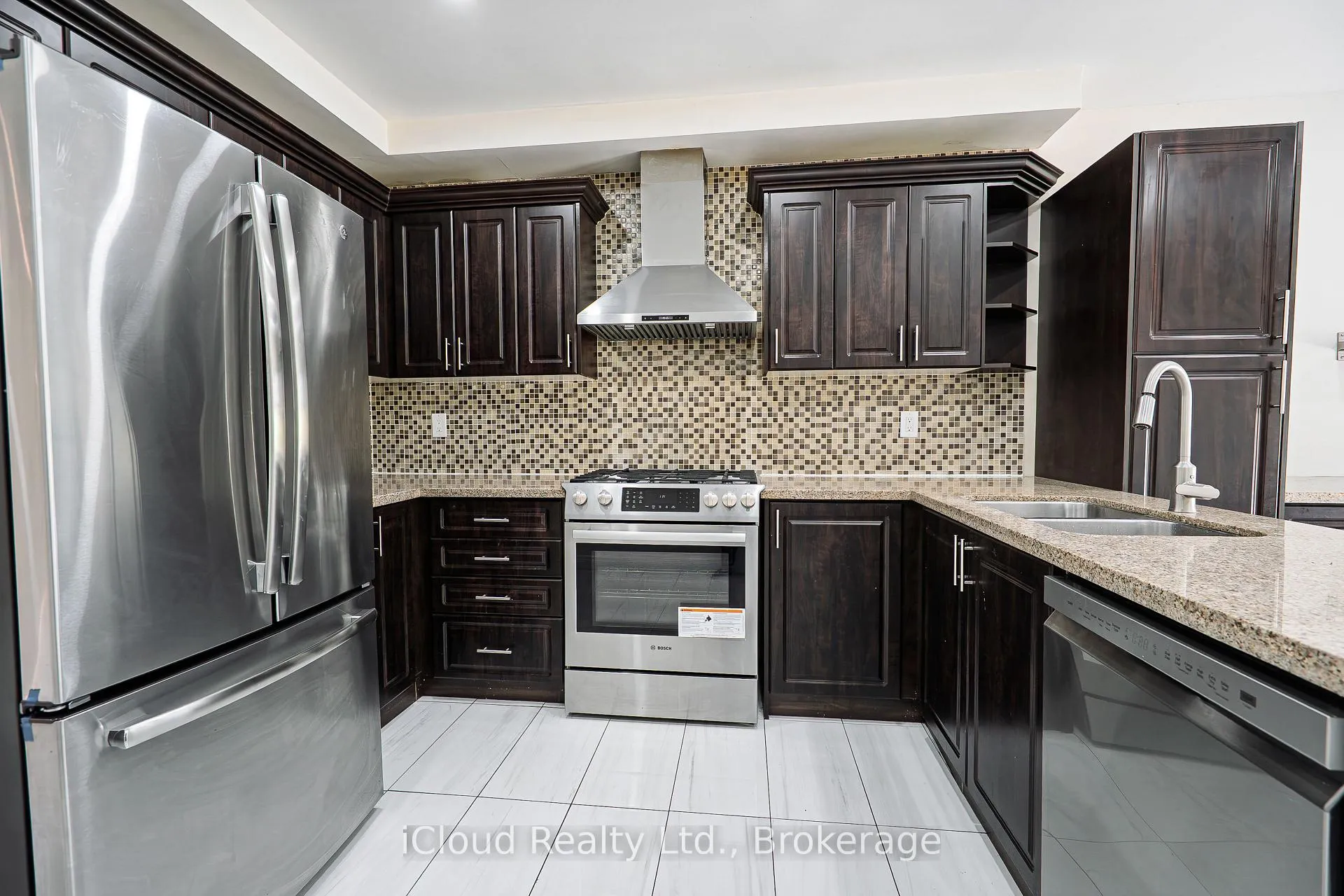 Photo 12 of 80 Venice Crescent W, Vaughan, Beverley Glen — HOMEH