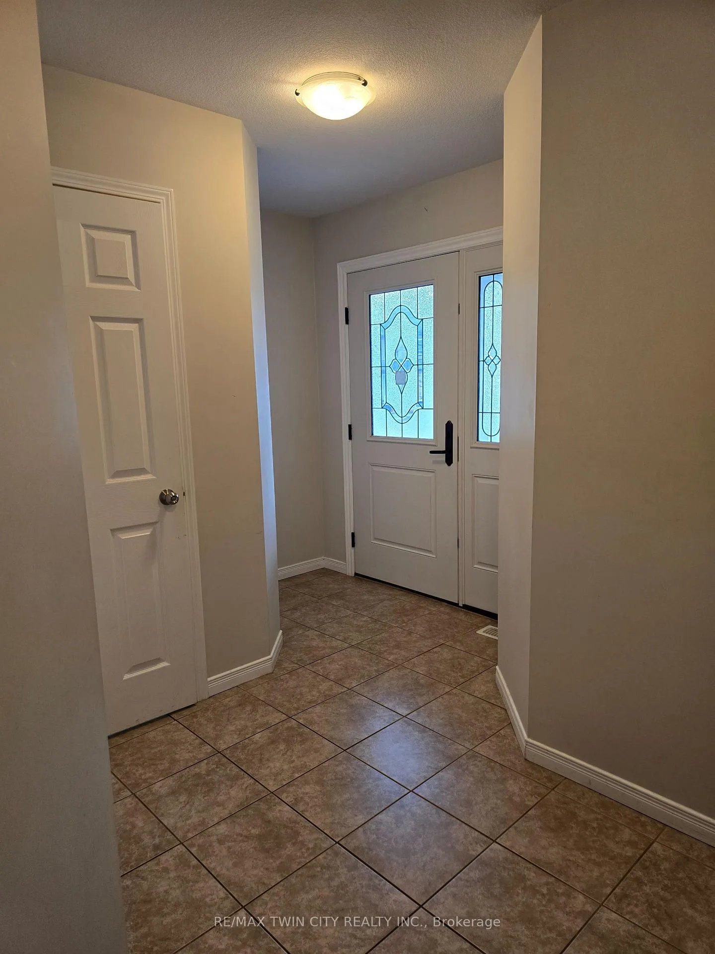 Photo 3 of 1316 Countrystone Drive, Waterloo — HOMEH