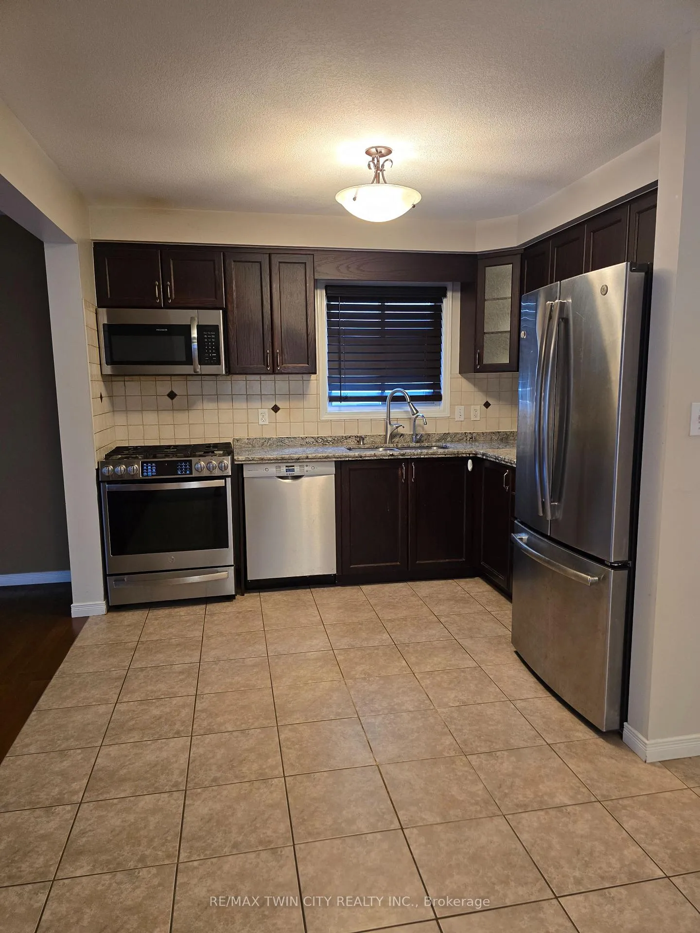 Photo 5 of 1316 Countrystone Drive, Waterloo — HOMEH