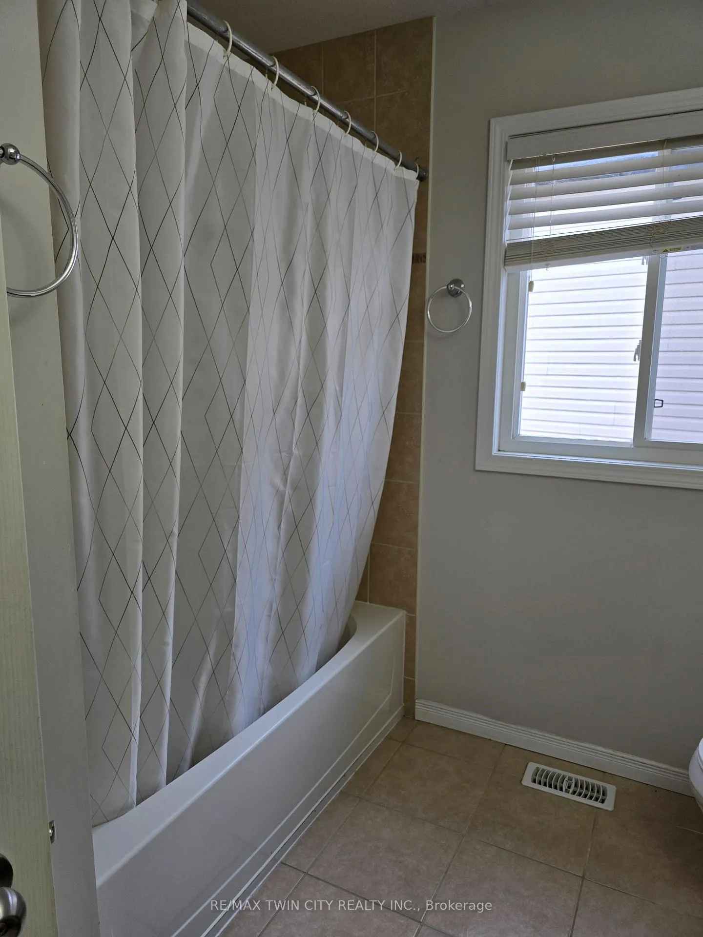 Photo 13 of 1316 Countrystone Drive, Waterloo — HOMEH