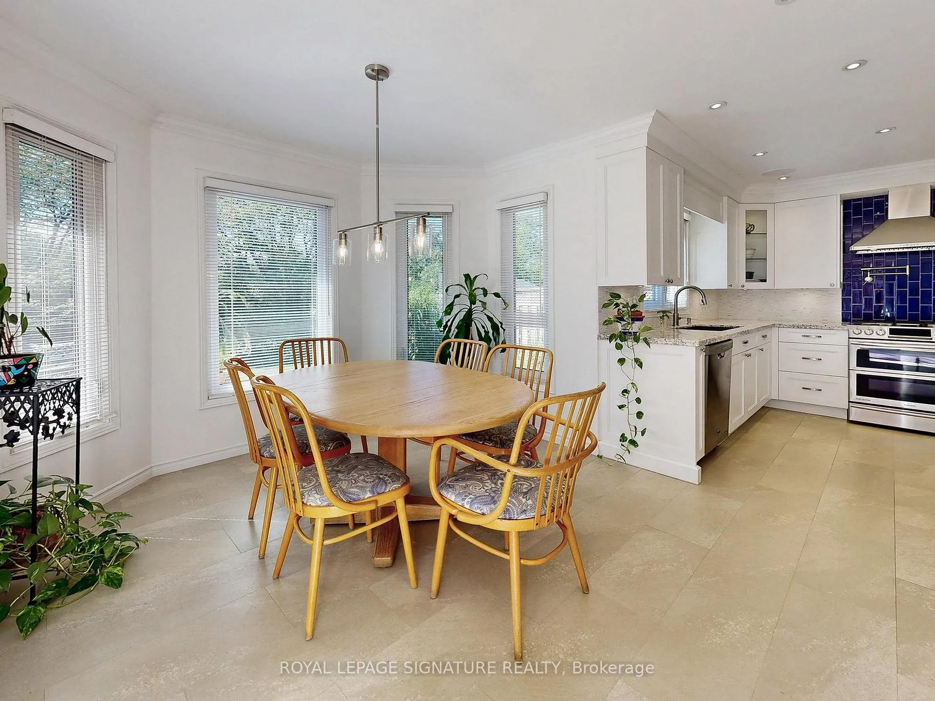 Photo 2 of 48 Millcroft Way, Vaughan, Brownridge — HOMEH