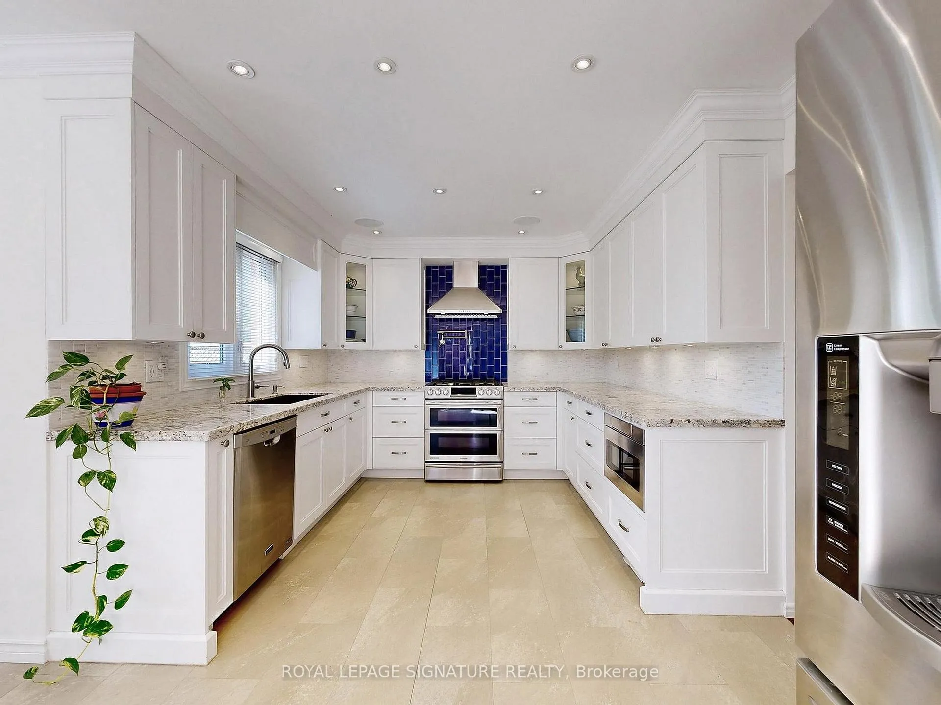 Photo 3 of 48 Millcroft Way, Vaughan, Brownridge — HOMEH