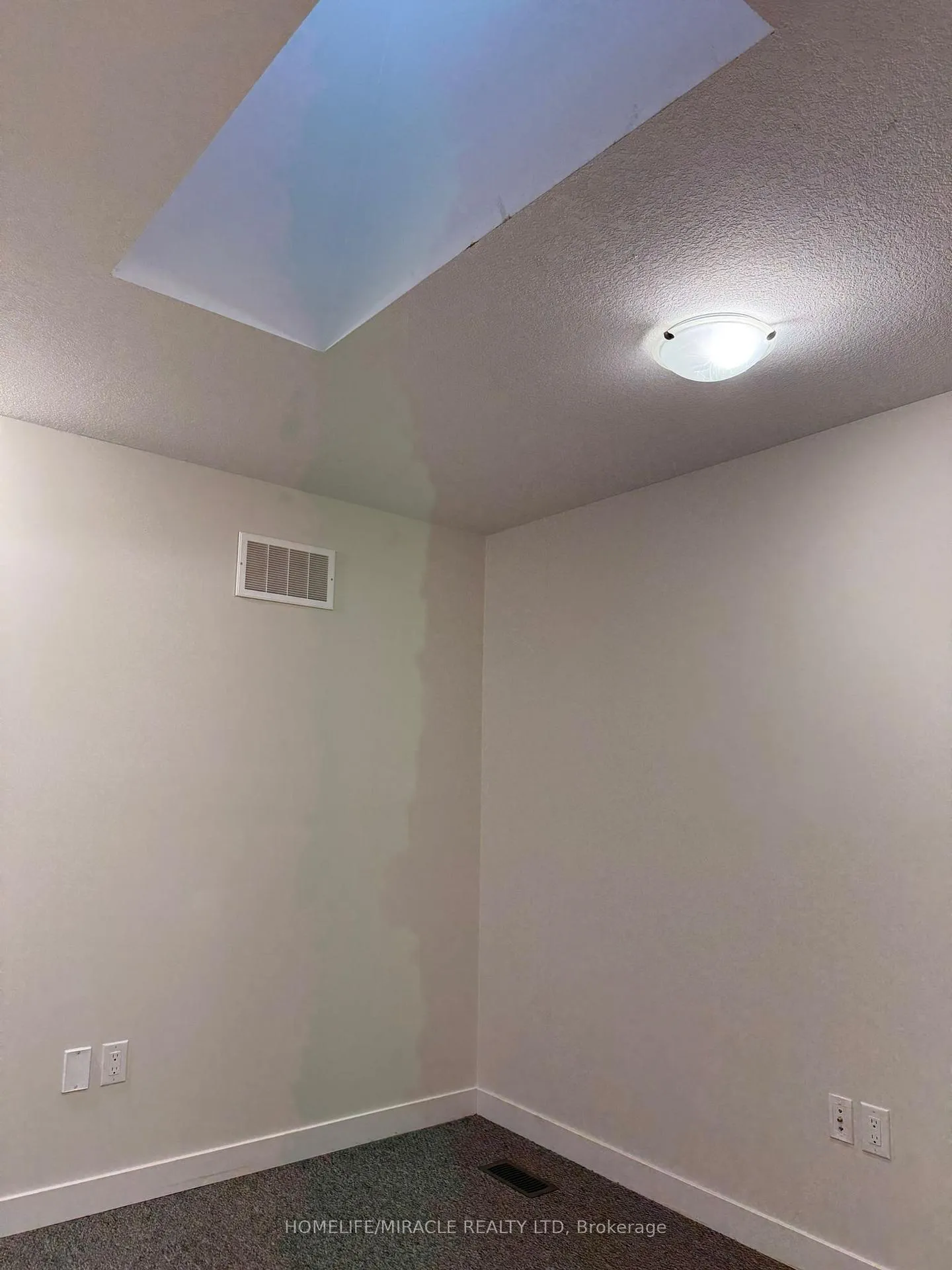 Photo 17 of Unit 132, 590 N Service Road, Hamilton, Lakeshore — HOMEH