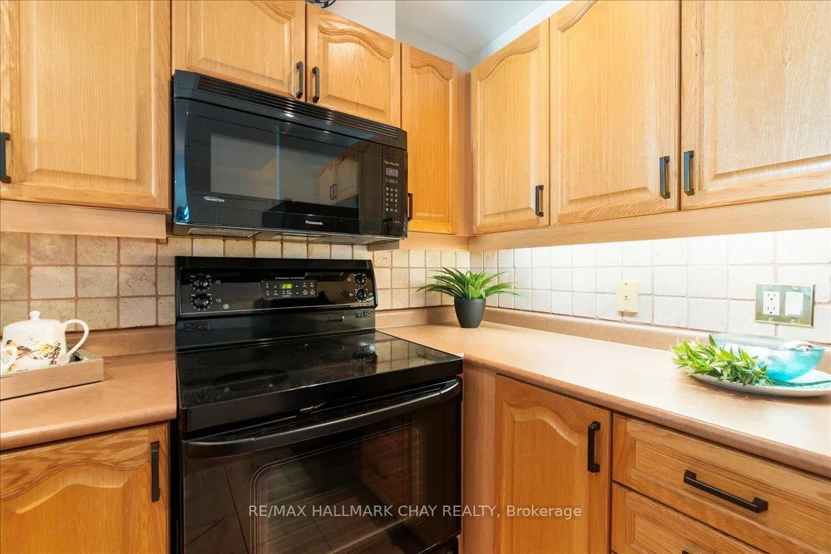 Photo 7 of Unit 508, 2 Toronto Street, Barrie, Lakeshore — HOMEH