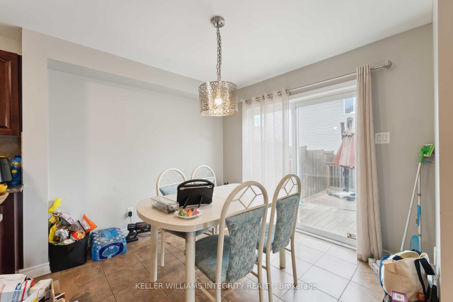 Photo 7 of 111 Tacom Circle, Ottawa, Barrhaven - Strandherd — HOMEH