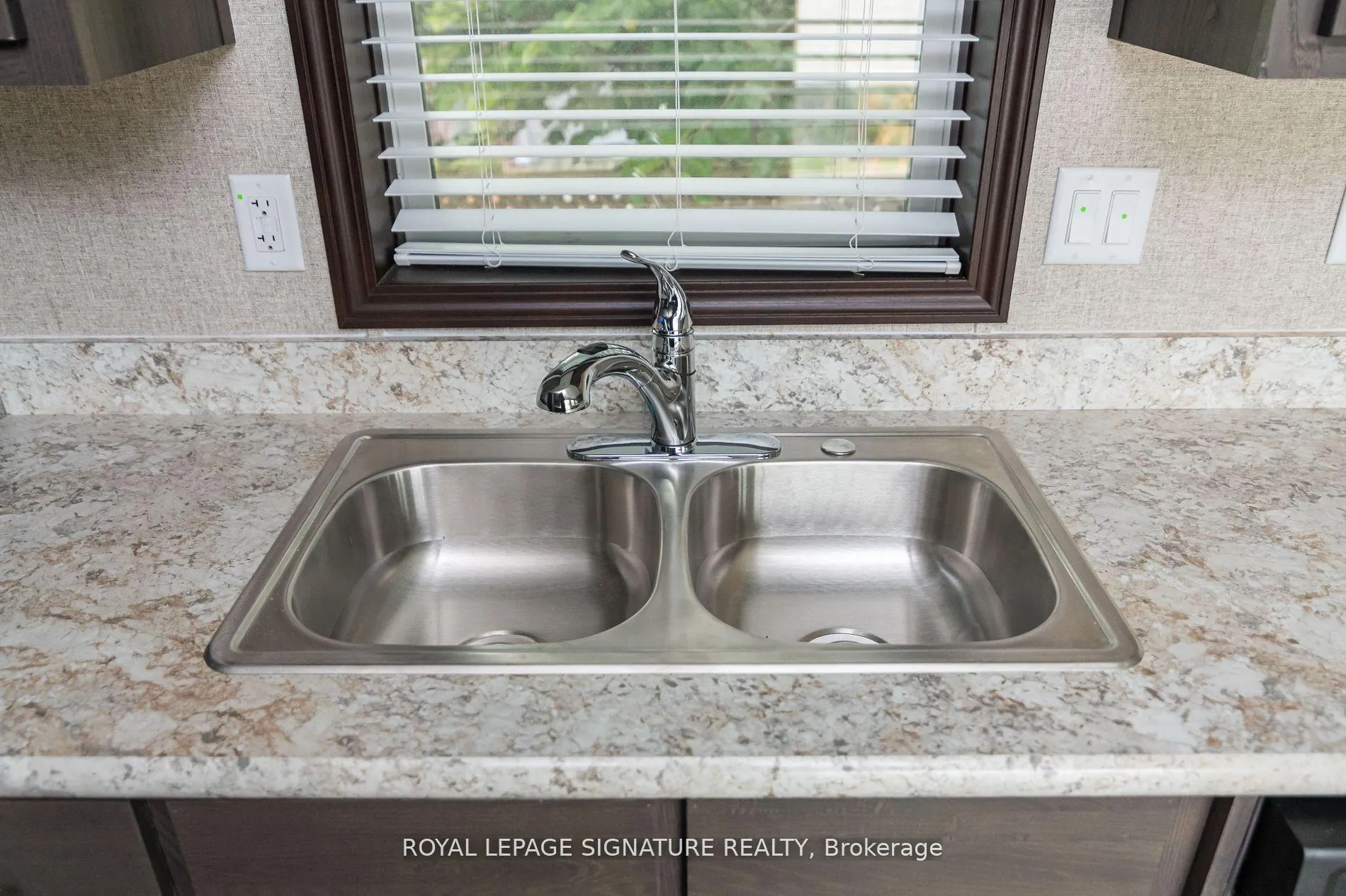 Photo 9 of 142 Regency Drive, Chatham-Kent, Chatham — HOMEH