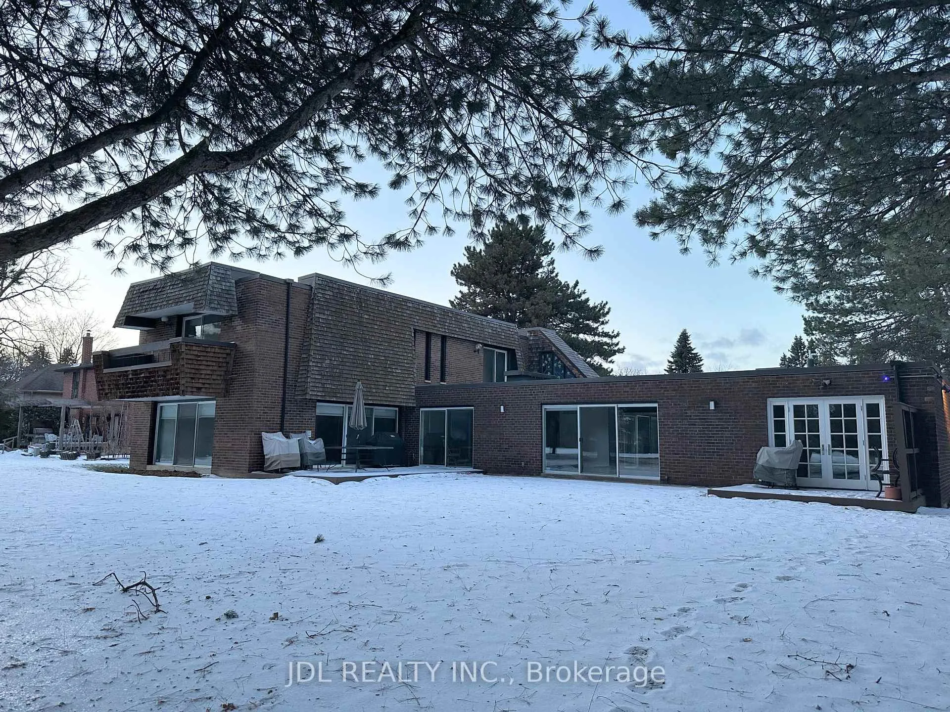 Front of Unit Main and Upper, 17 Fairway Heights Crescent