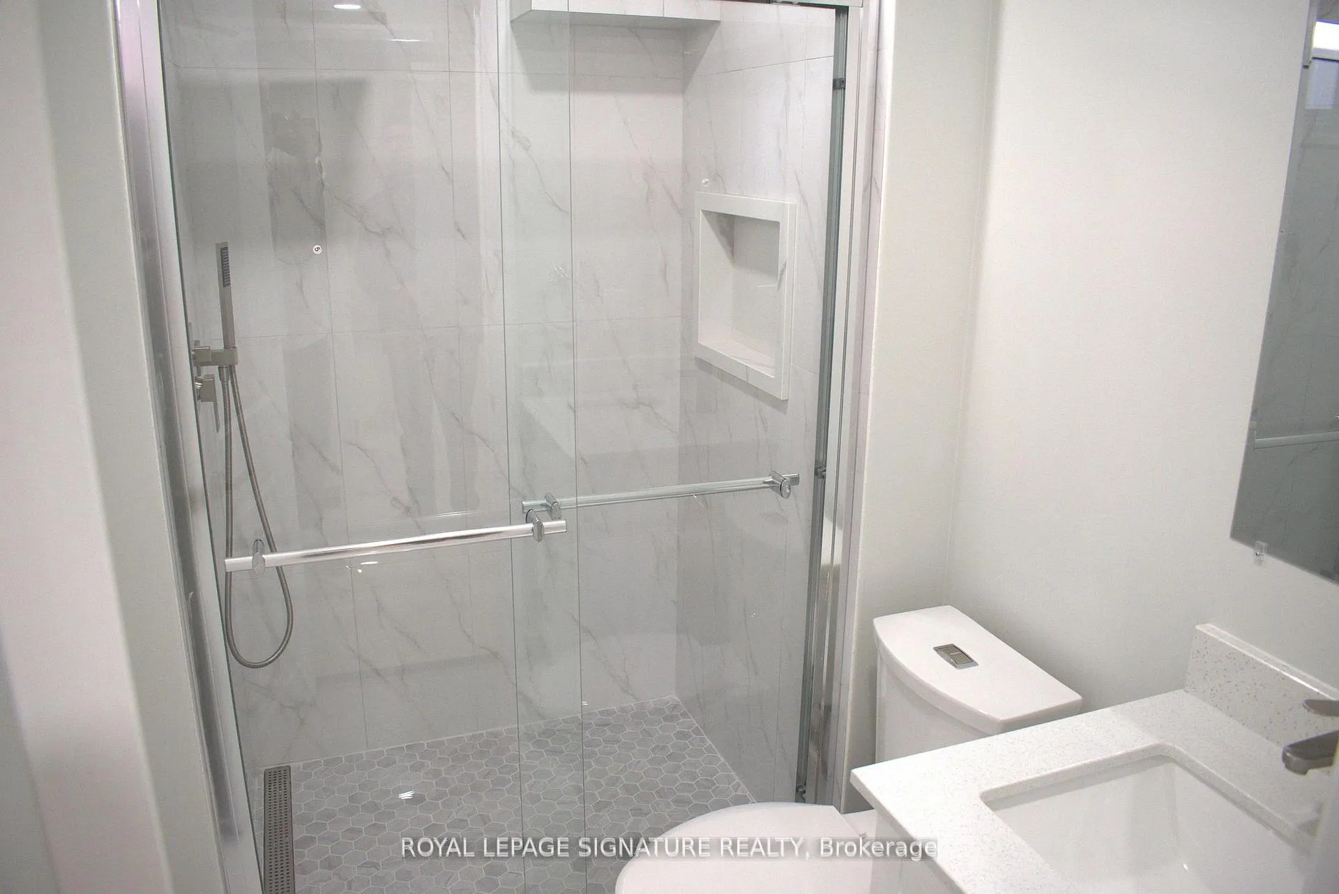Photo 2 of Unit Bsmt, 709 Upper Paradise Road, Hamilton, Gilkson — HOMEH