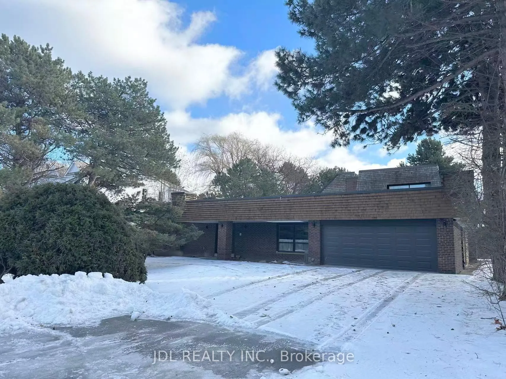 Front of Unit Bsmt, 17 Fairway Heights Crescent