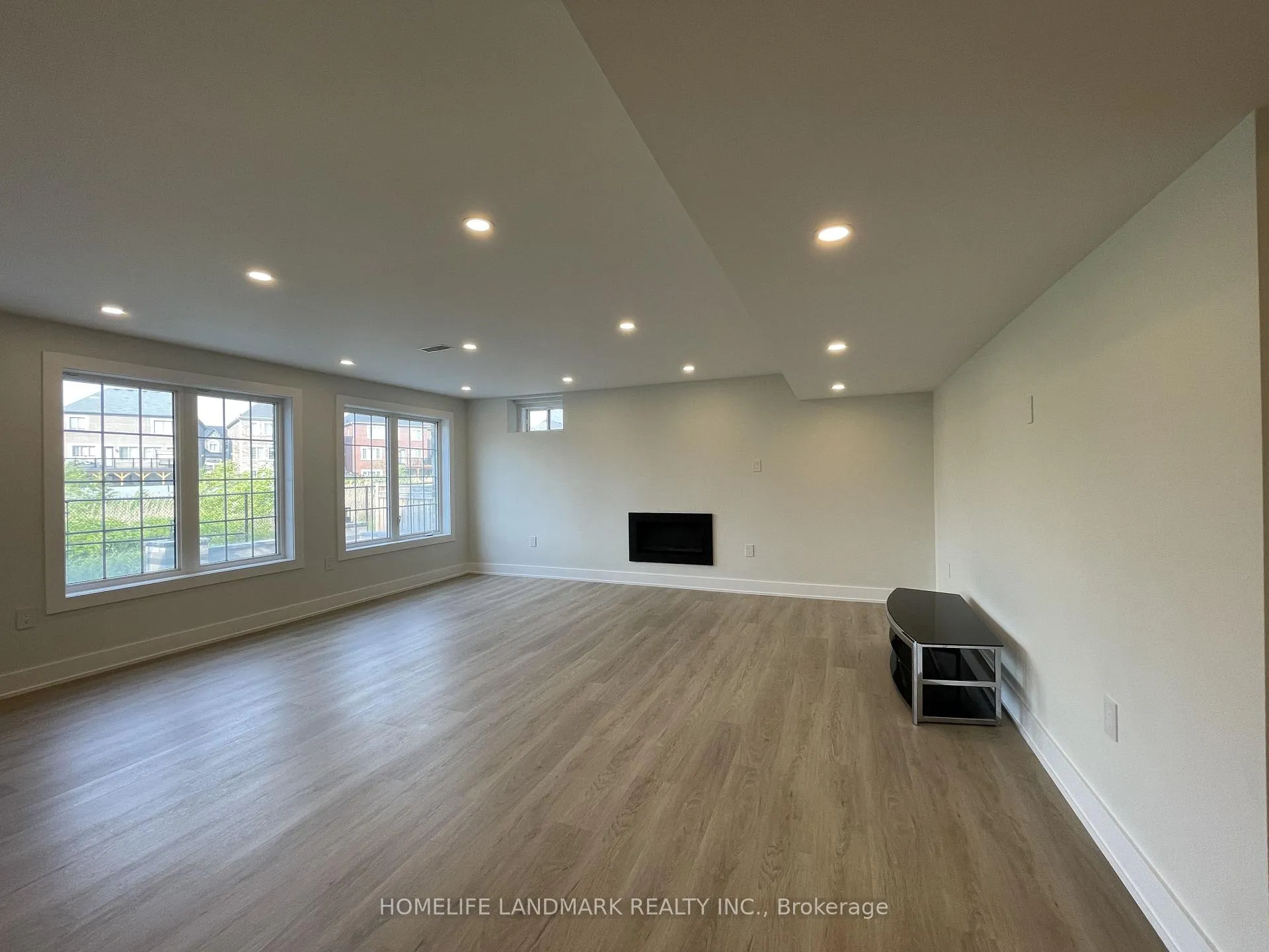 Photo 11 of 212 Scrivener Drive, Aurora, Rural Aurora — HOMEH