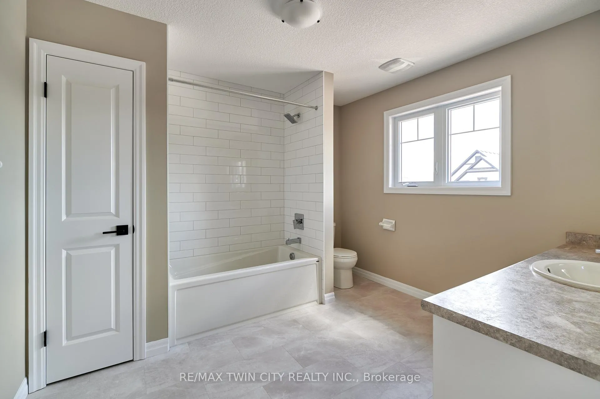 Photo 35 of 364 Chokecherry Crescent, Waterloo — HOMEH