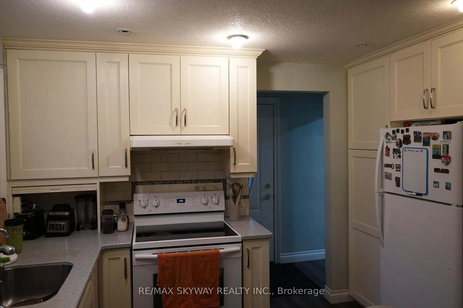 Photo 11 of 34 Appalachian Crescent, Kitchener — HOMEH