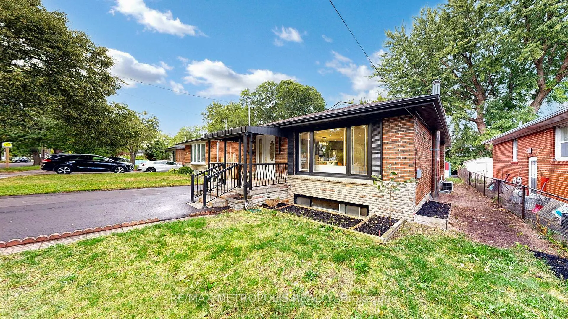Photo 3 of 81 Sedgemount Drive, Scarborough, Woburn — HOMEH