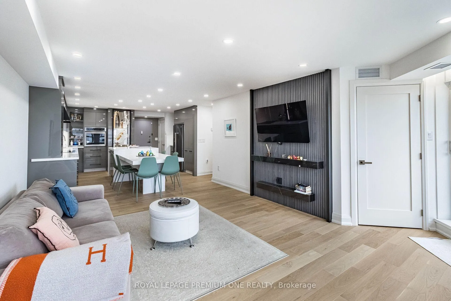 Photo 16 of Unit 207, 100 Arbors Lane, Vaughan, West Woodbridge — HOMEH