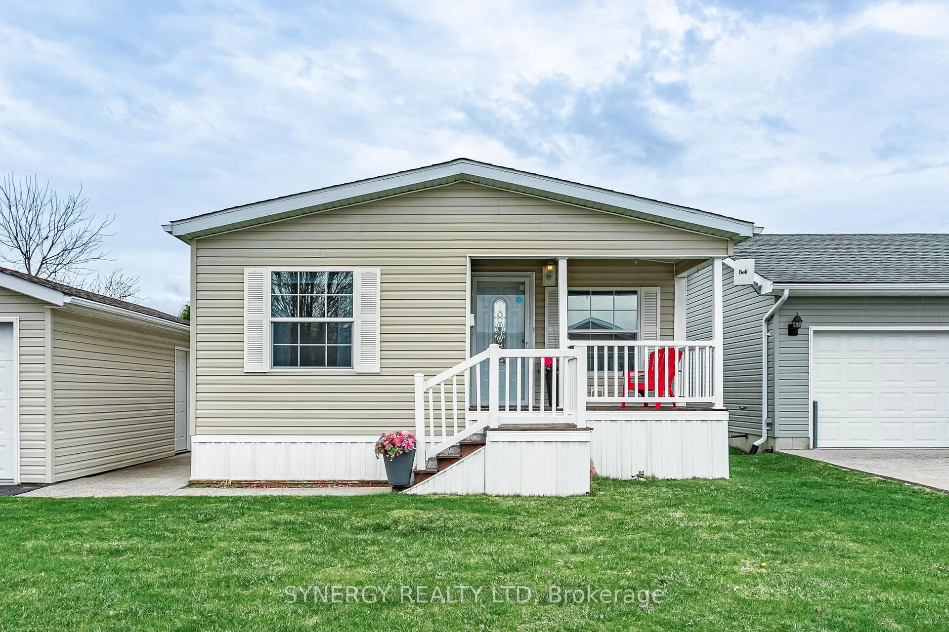 Front of 461 Richard Crescent