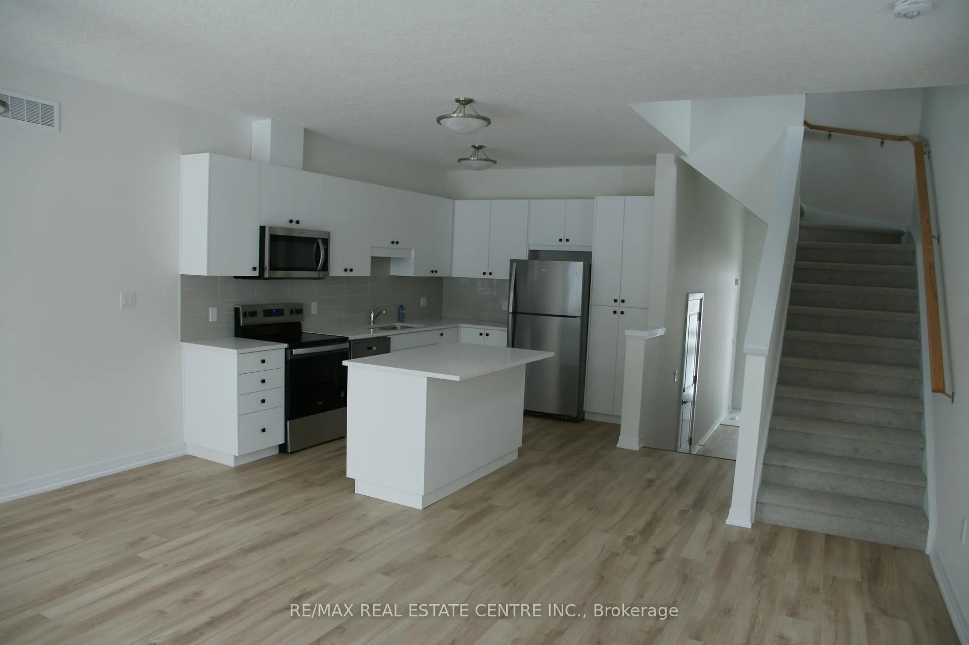 Photo 3 of 111 Winter Wren Crescent, Kitchener — HOMEH