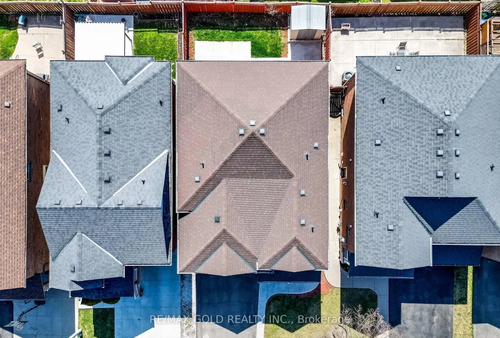 Photo 2 of 10 Chestermere (Bsmt) Crescent, Brampton, Fletcher's Meadow — HOMEH