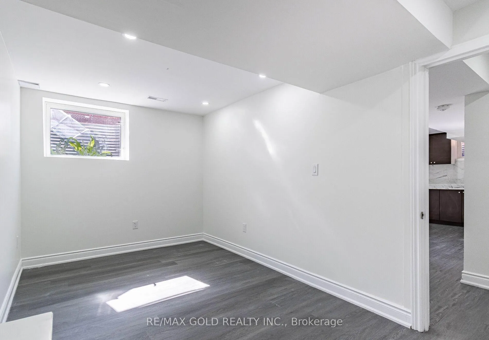 Photo 4 of 10 Chestermere (Bsmt) Crescent, Brampton, Fletcher's Meadow — HOMEH