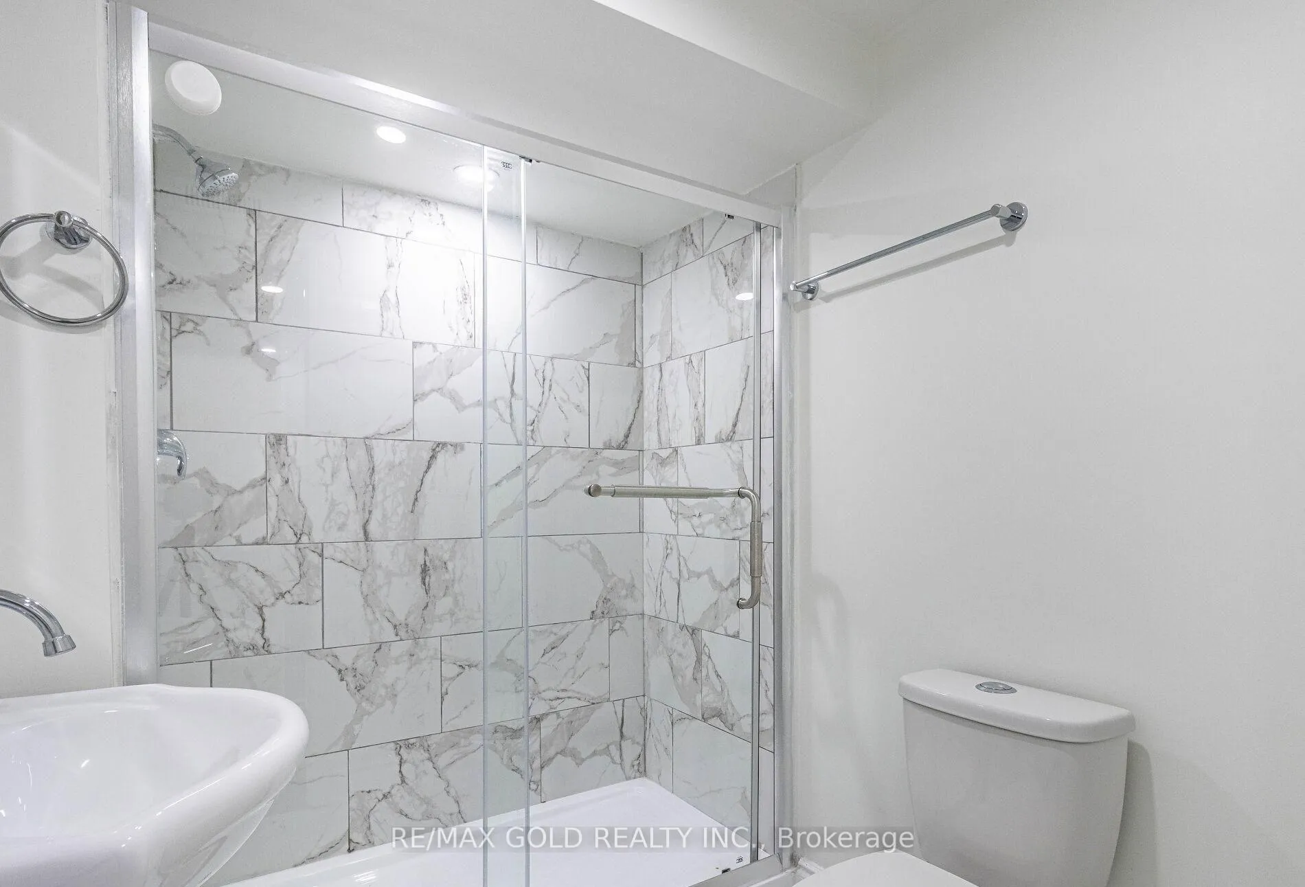 Photo 7 of 10 Chestermere (Bsmt) Crescent, Brampton, Fletcher's Meadow — HOMEH