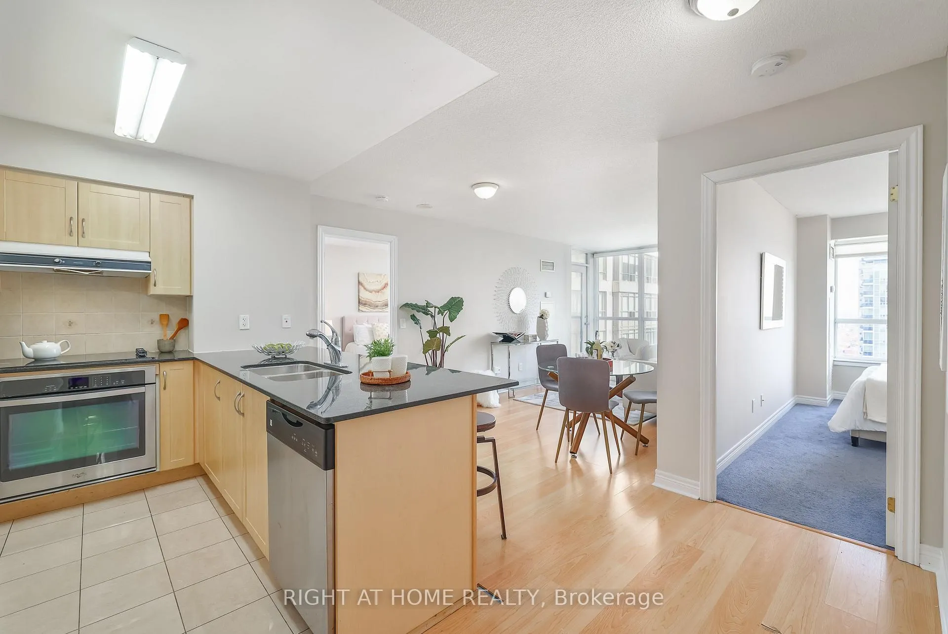 Photo 3 of Unit 1202, 60 Disera Drive, Vaughan, Beverley Glen — HOMEH