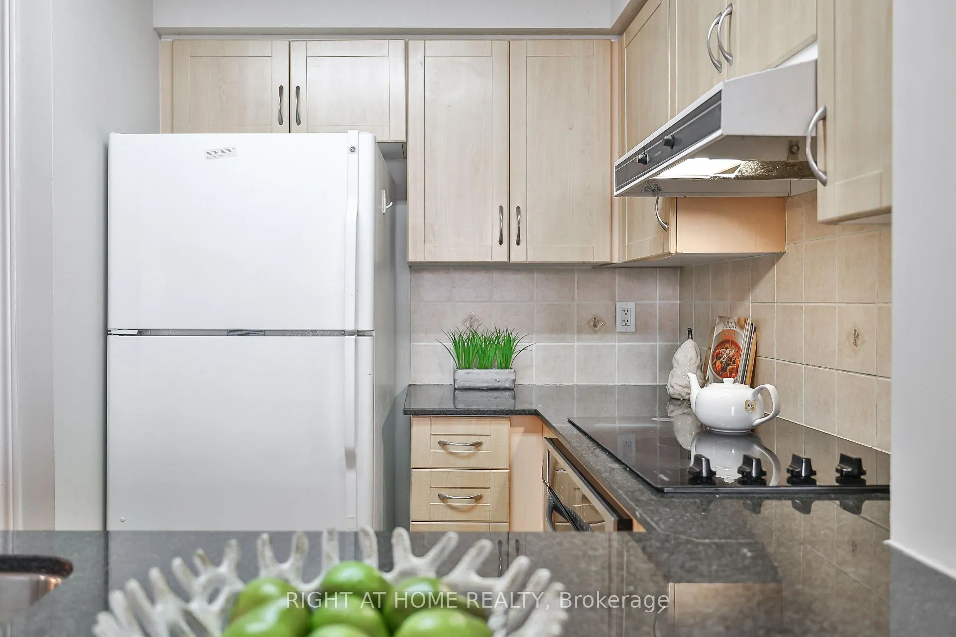 Photo 10 of Unit 1202, 60 Disera Drive, Vaughan, Beverley Glen — HOMEH