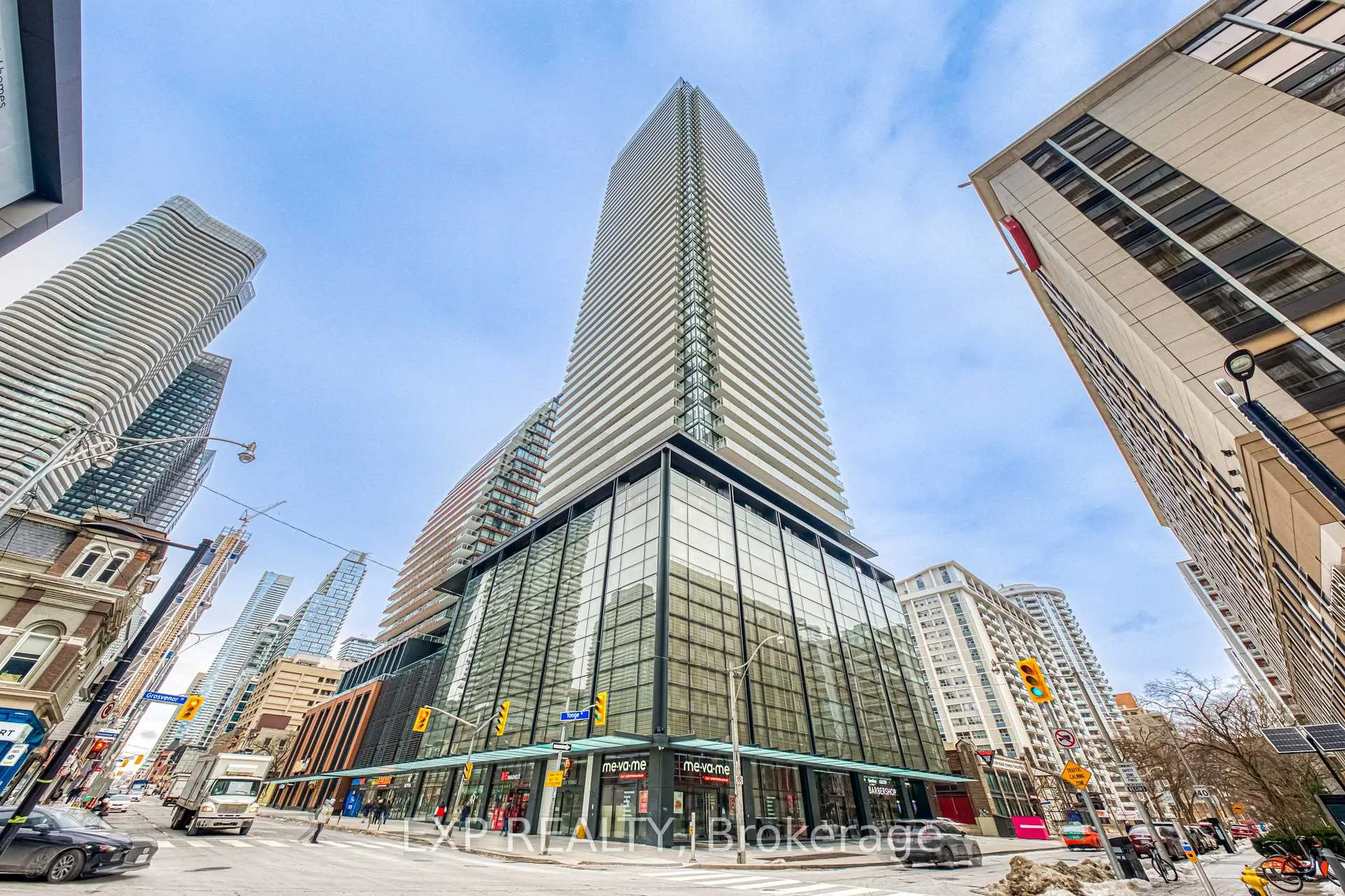 Front of Unit 911, 501 Yonge Street