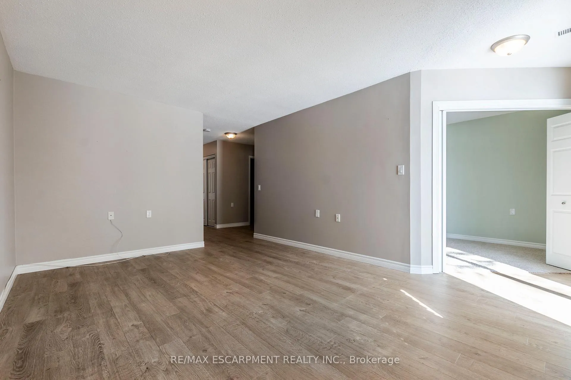 Photo 8 of 25 Szollosy Circle, Hamilton, Kennedy — HOMEH