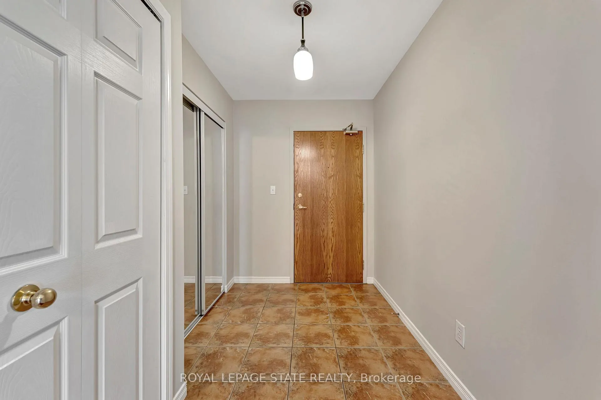 Photo 4 of Unit 203, 4000 Creekside Drive, Hamilton, Dundas — HOMEH