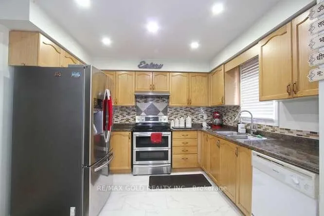 Photo 15 of 88 Ridgemore Crescent, Brampton, Fletcher's Meadow — HOMEH